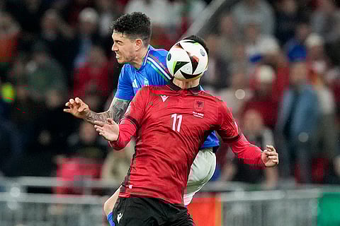 Alessandro Bastoni and Armando Broja fight for the ball